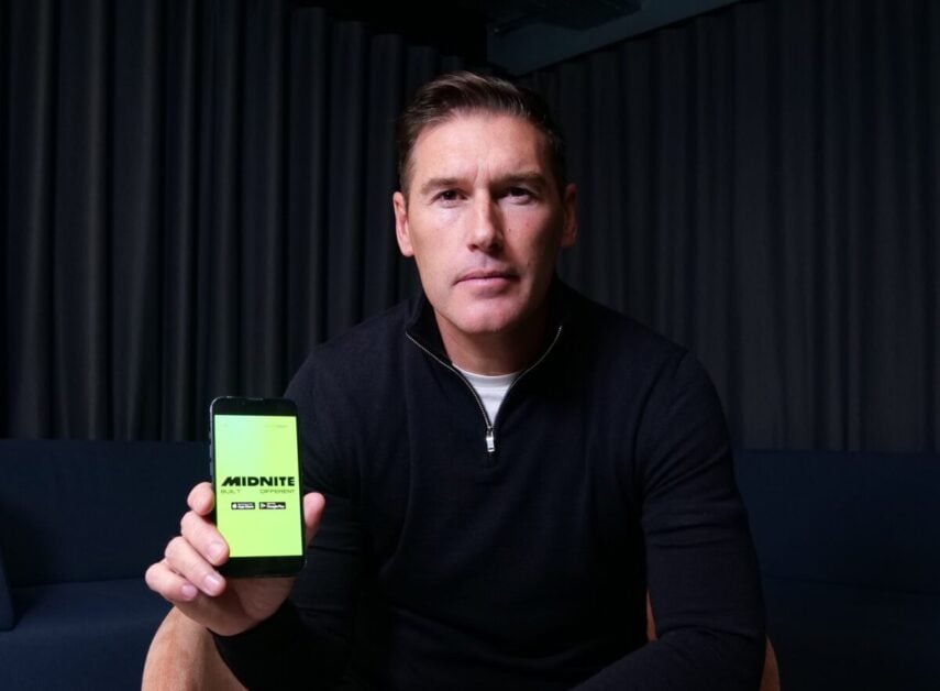 Gareth Barry posing with Midnite on his phone screen