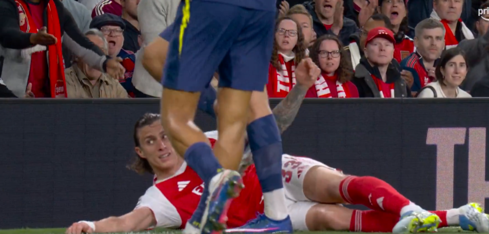 Riccardo Calafiori about to get seemingly stamped on during Arsenal vs Atletico Madrid